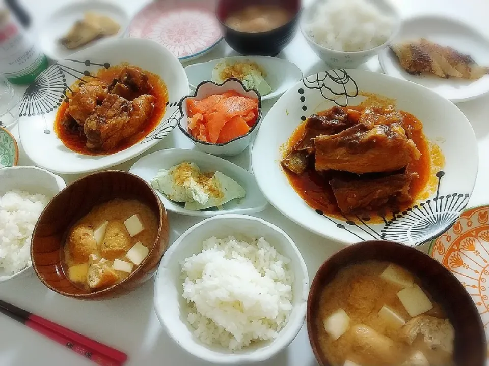 夕食(*^^*)
スペアリブバーベキュー煮
銀ダラ西京焼
スモークサーモン
枝豆豆腐
お味噌汁(豆腐、五目がんも)|プリン☆さん