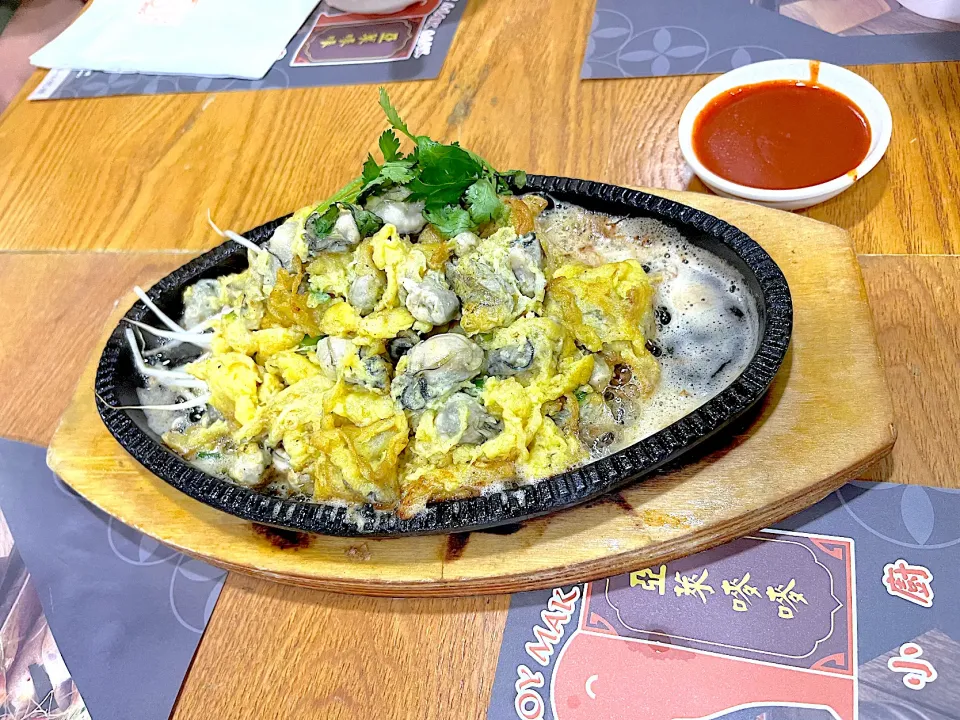 Chiang mai baby oysters omelette on hot plate|skyblueさん