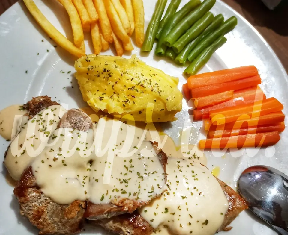 Tuna Steak w/cheese sauce
Mashed potatoes
Chips and 
veggies

Bon appetite|Fatima Patelさん