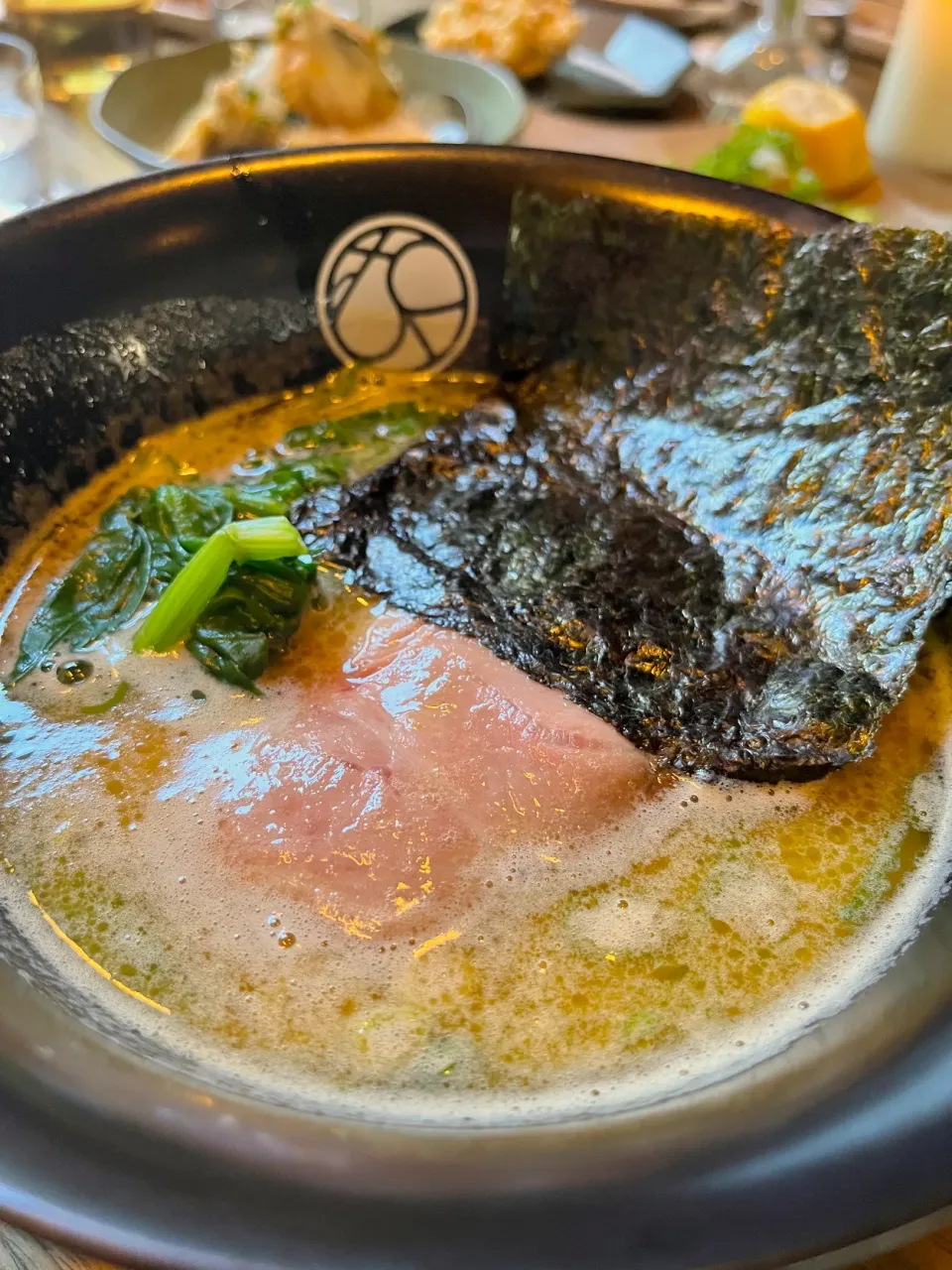 無垢ラーメン（醤油ベース豚骨）|女神さん