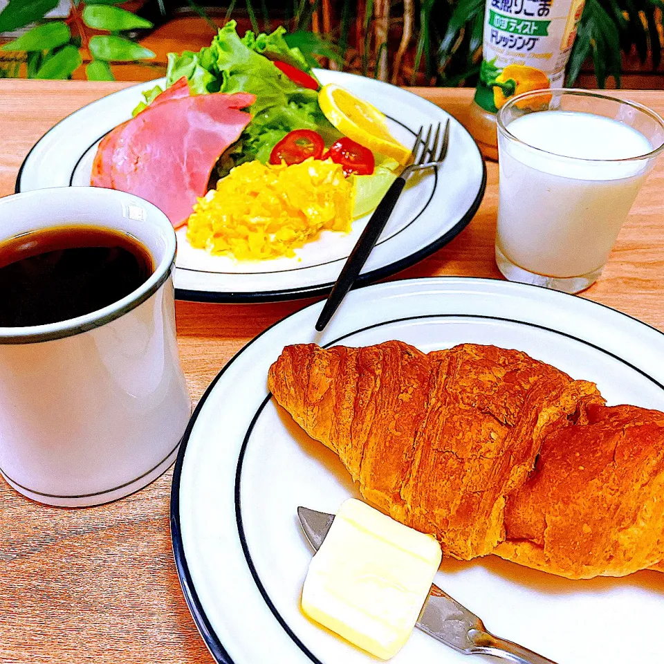 Snapdishの料理写真:近くの喫茶店風　クロワッサンとスクランブルエッグセットのモーニング🥐🥚☕️🥗🥛|Sの食卓さん