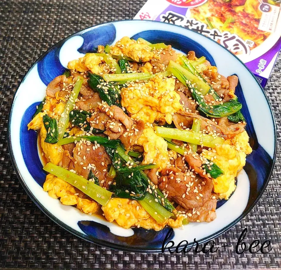 ご飯にかけて勝ち飯スタミナ丼♪豚肉と小松菜とふんわり卵のごま味噌炒め|からあげビールさん