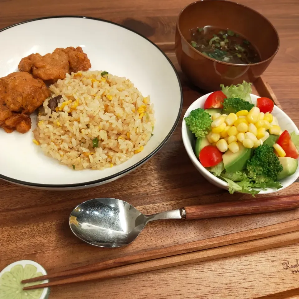 Snapdishの料理写真:チャーハン
唐揚げ
サラダ
もずくスープ|うりさん