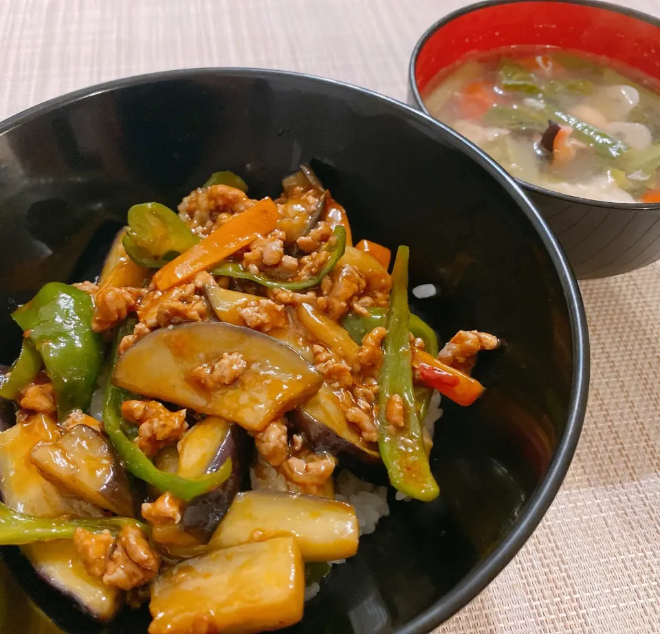 Snapdishの料理写真:麻婆茄子丼とタコとトマトの中華スープ|ぴらこさん