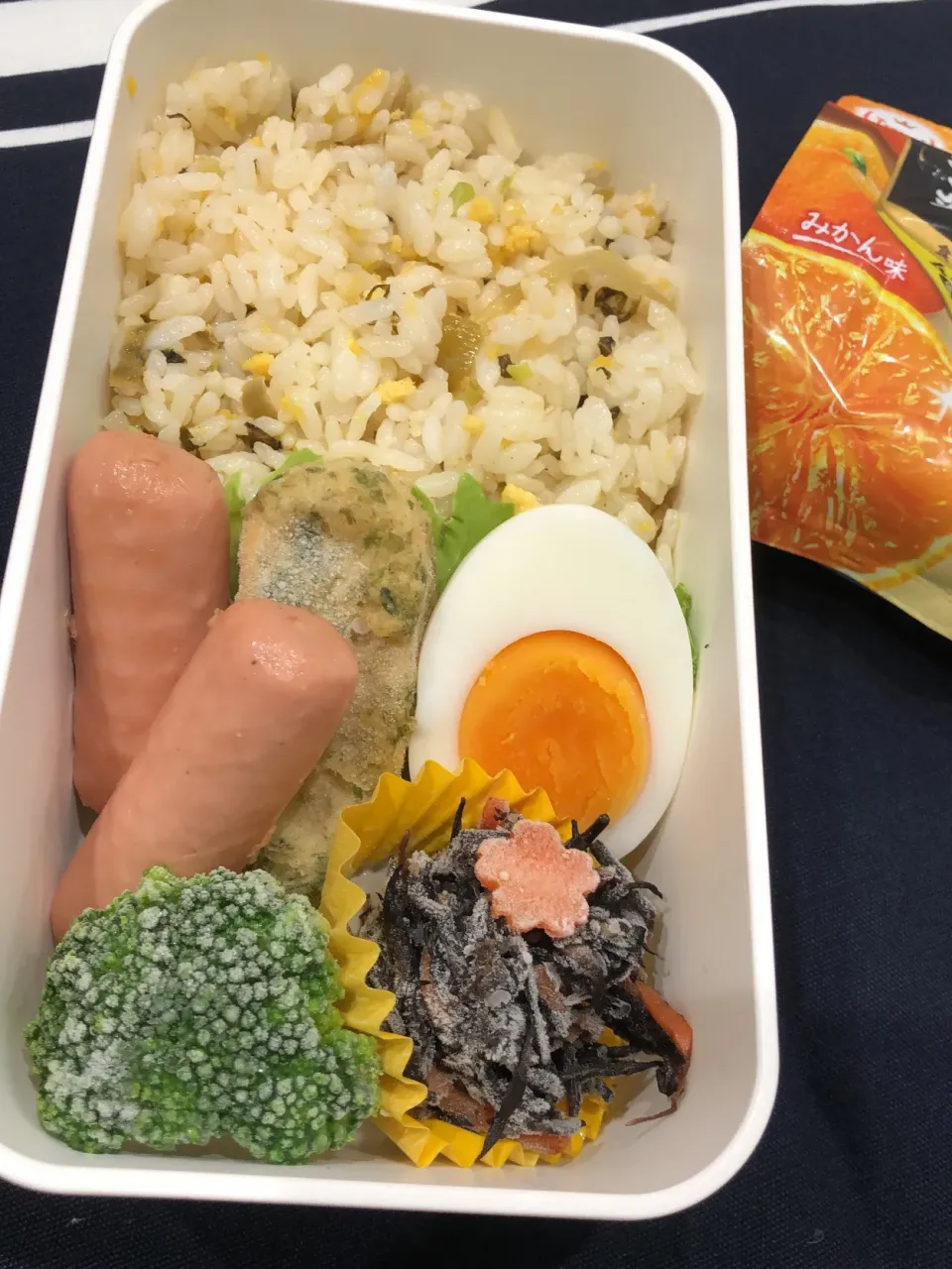 高菜チャーハン、ゆで卵、ウインナー、とり天、ひじき煮物、ブロッコリー|きらきらさん