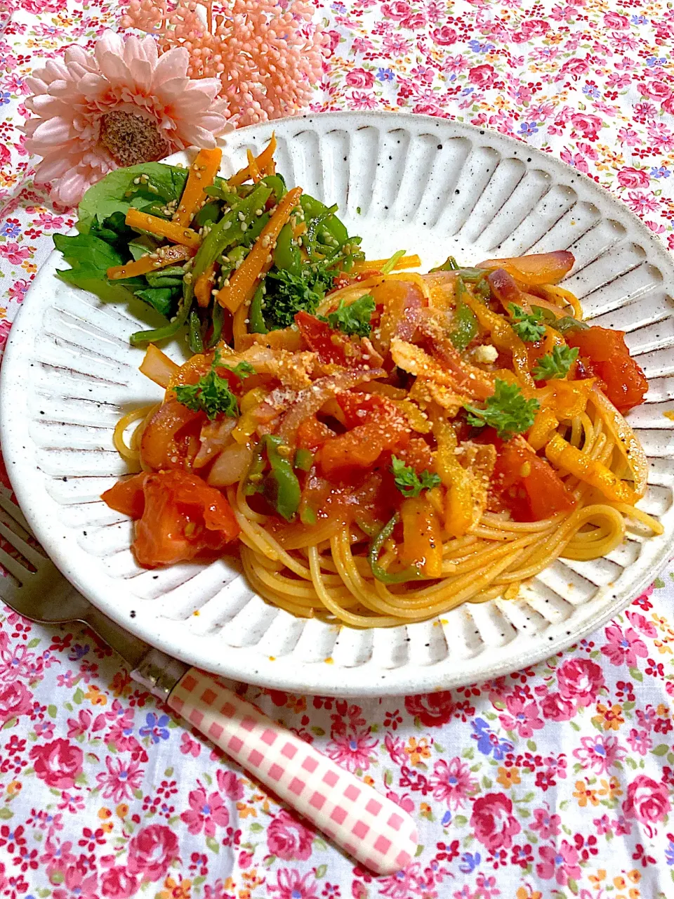 Snapdishの料理写真:トマトパスタ🍅|ringonamaさん