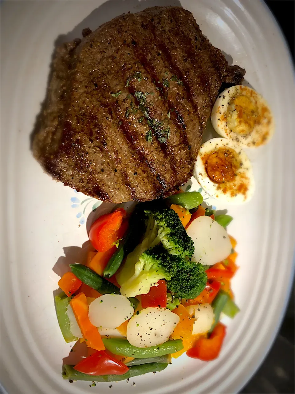 BentoFox's dish Keg Montreal steak seasoned steak, with a side of mixed vegetables and a pickled egg topped with paprika|BentoFoxさん