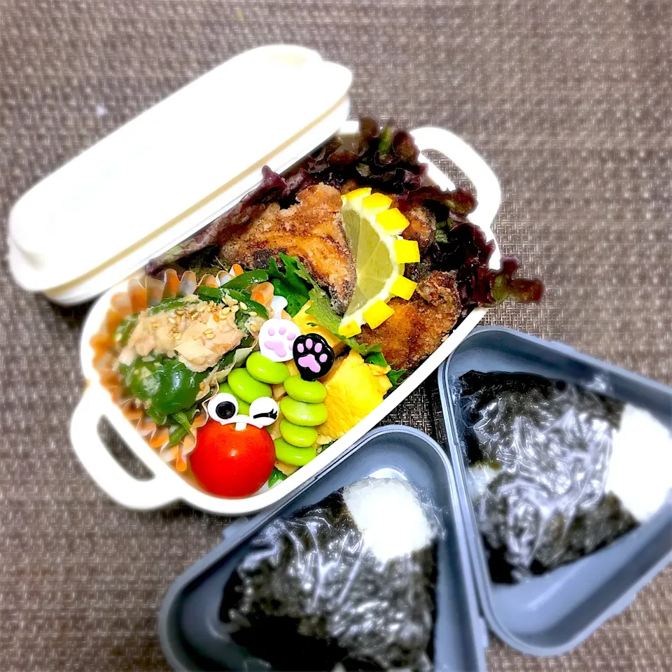 Snapdishの料理写真:SJK弁当🍱〜塩麹唐揚げ・玉子焼き・無限ピーマン・枝豆・🍙|華恋さん