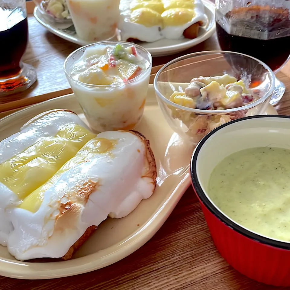 いただいたエイワさんのマシュマロで　　　　　　マシュマロチーズトーストの朝ごはん🥣|mokoさん