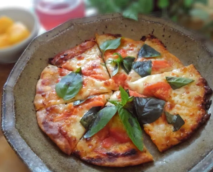 フレッシュトマトとモッツァレラのピザ|くまちゃんさん