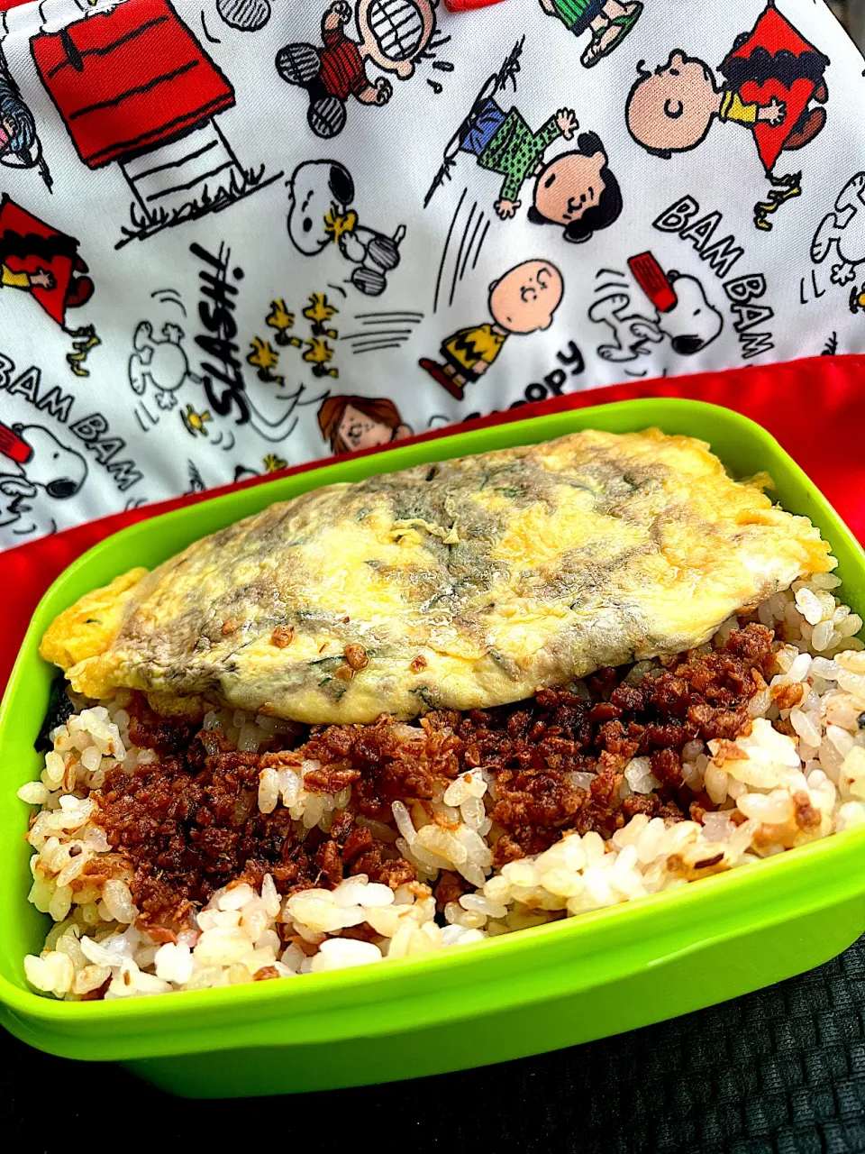 #昼飯　しそチーズオムレツ乗せもみ海苔挟みロウカット玄米そぼろご飯弁当|ms903さん