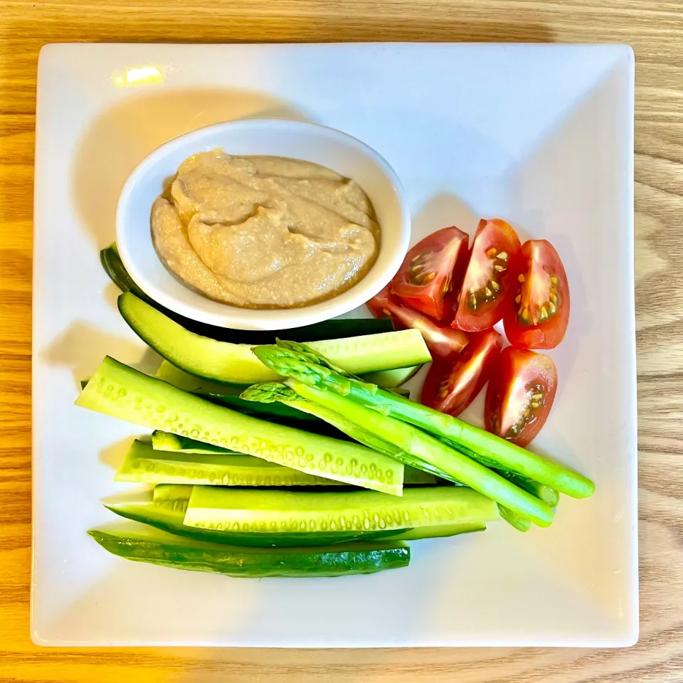 Snapdishの料理写真:実家野菜（キュウリ、アスパラ、トマト）と、豆腐＋味噌＋ニンニク＋ハチミツのディップ|penseesさん