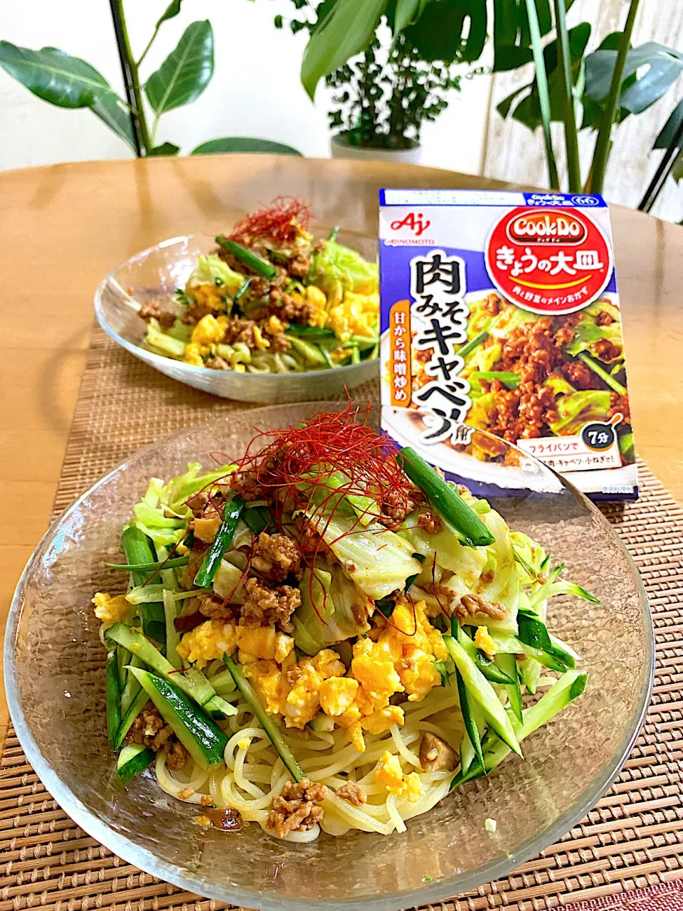 「勝ち飯 スタミナ丼献立セット」の肉味噌キャベツの素で ジャージャー麺風♬|ぽっちさん