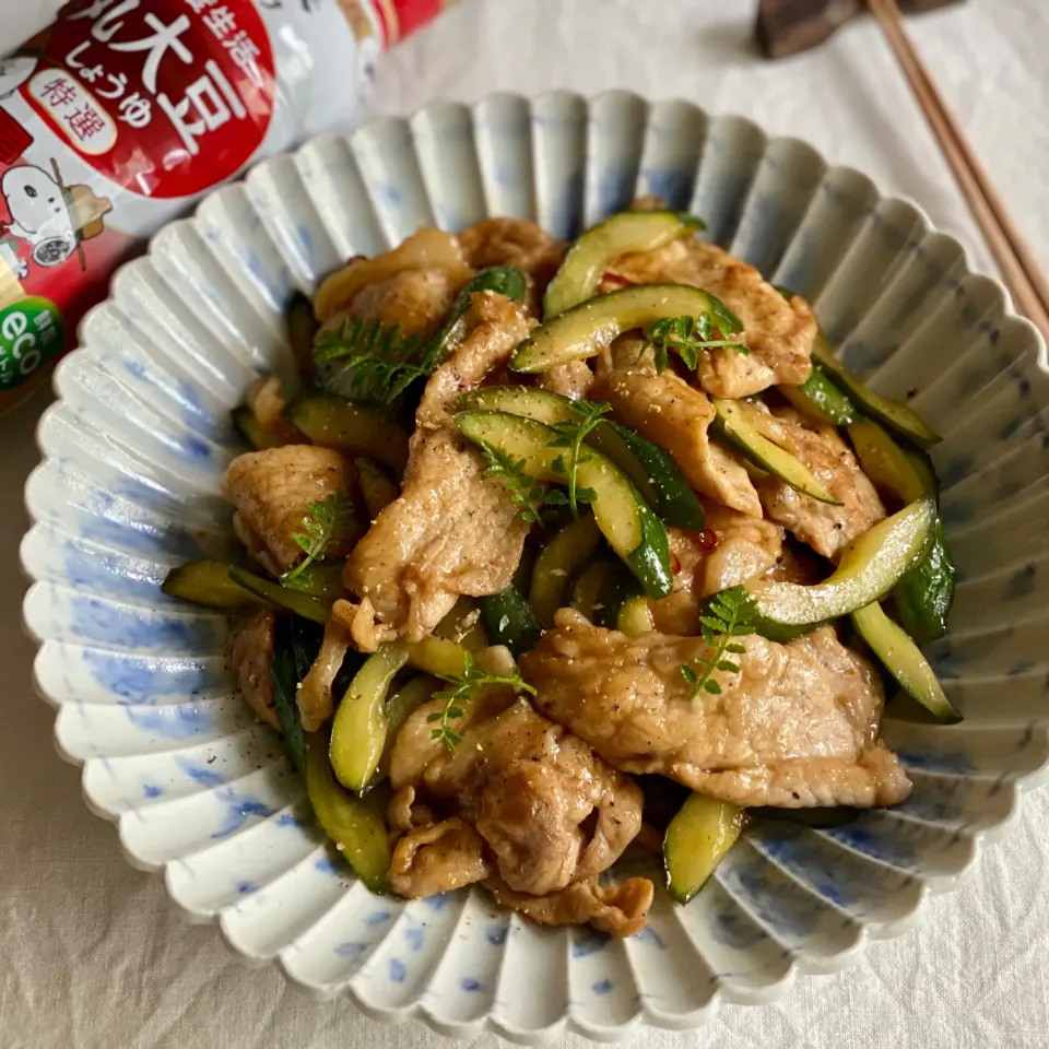 Snapdishの料理写真:🥒豚肉ときゅうりのピリ辛黒酢しょうゆ炒め|ゆきぽん@ゆきの家飲み料理さん