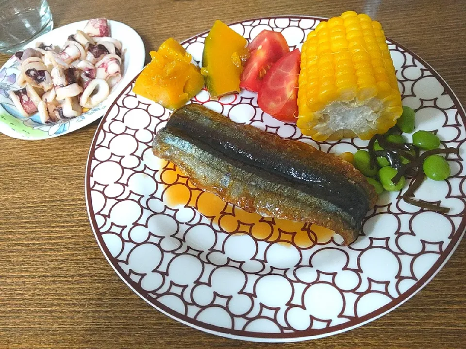 Snapdishの料理写真:秋刀魚の蒲焼き
かぼちゃの煮物
とうもろこし
枝豆の塩昆布和え
イカの醤油焼き|尚さん