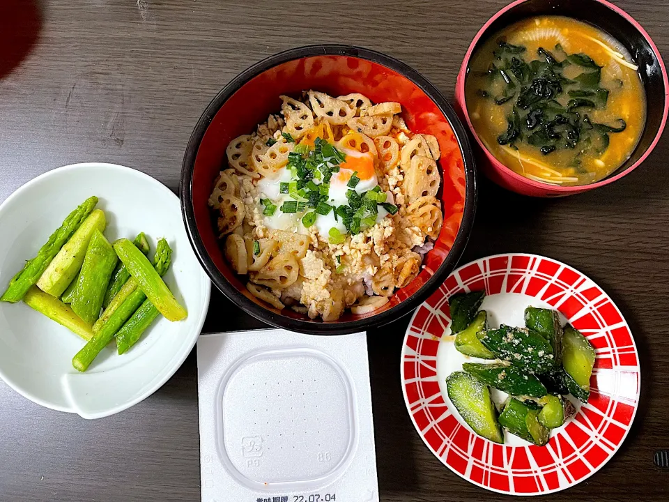 Snapdishの料理写真:とろろそぼろご飯、アスパラのソテー、やみつききゅうり、味噌汁、納豆|aaaさん