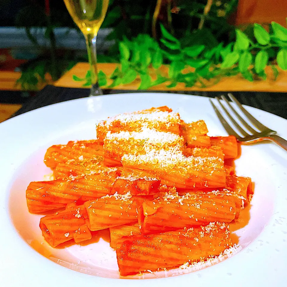 今夜はかる〜くパスタにしました。　　リガトーニでアマトリチャーナ🍝　　　お供は白ワイン🥂|Sの食卓さん