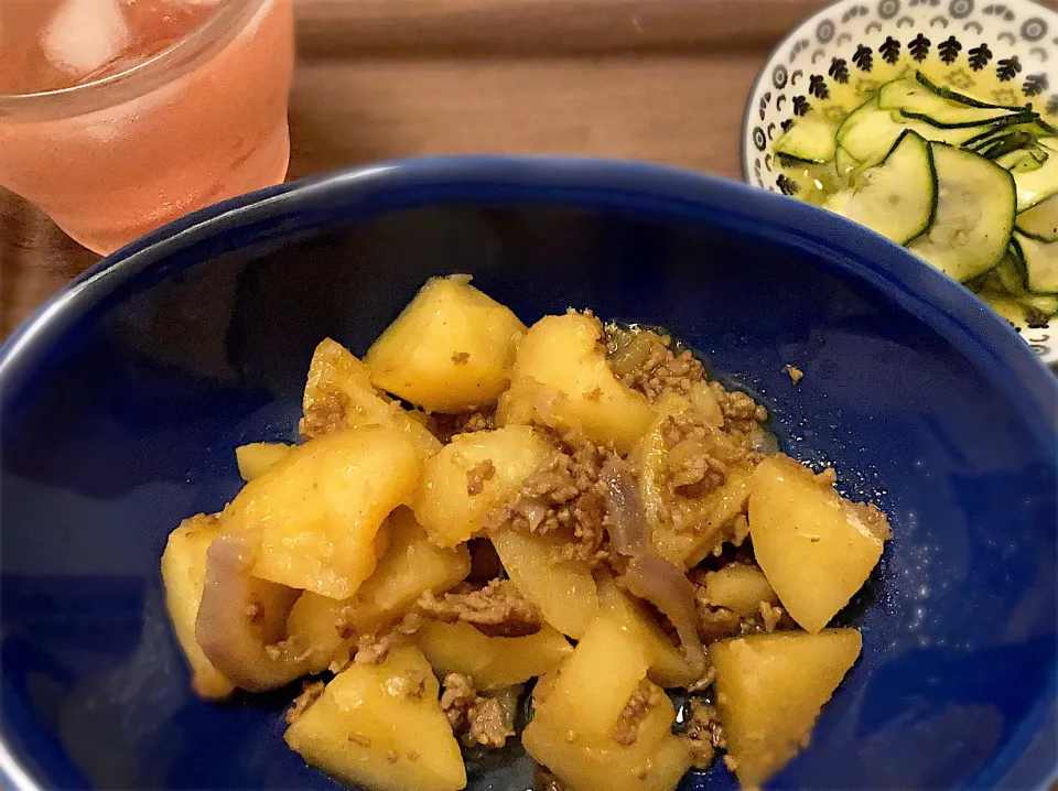 カレー風味肉じゃが🥔とズッキーニのコンソメ和え🥒とジャパニーズジンジャーエール💓|gunlove❤さん