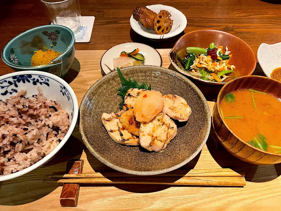 一汁三菜定食（日替わり・鶏胸肉のあみ焼き おろしポン酢）|こいちさん