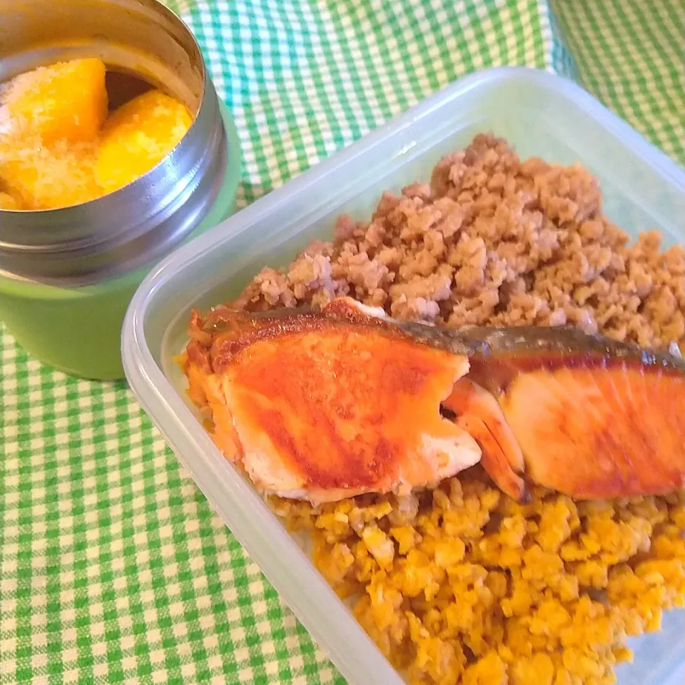 そぼろ弁当＝そぼろ丼！！と冷凍オレンジ・パイン|チョコさん