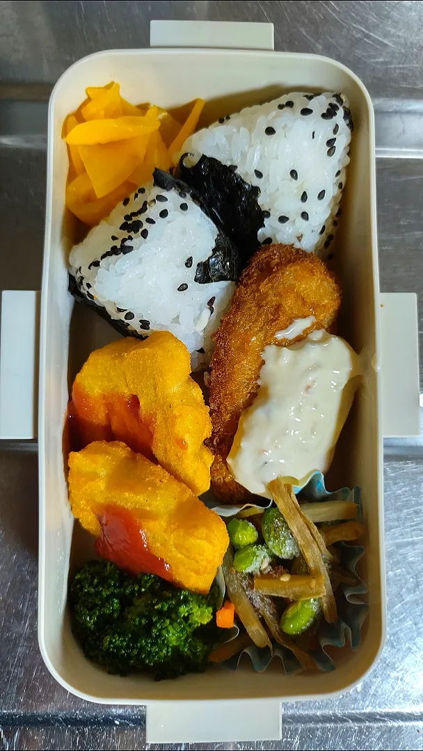 Snapdishの料理写真:旦那弁当　2022/7/17

おにぎり弁当
白身魚のフライ
ポテトフライ
きんぴらごぼう
ブロッコリーマヨ|ユキヨメ♪さん