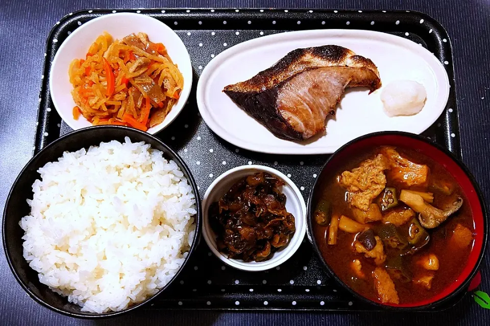 今日の朝ご飯（新潟県産こしいぶき、鰤の塩焼き、切り干し大根、赤だしのみそ汁（具は平茸・ヤマブシタケ・オクラ）、葉唐きゅうり）|Mars＠釜飯作り研究中さん