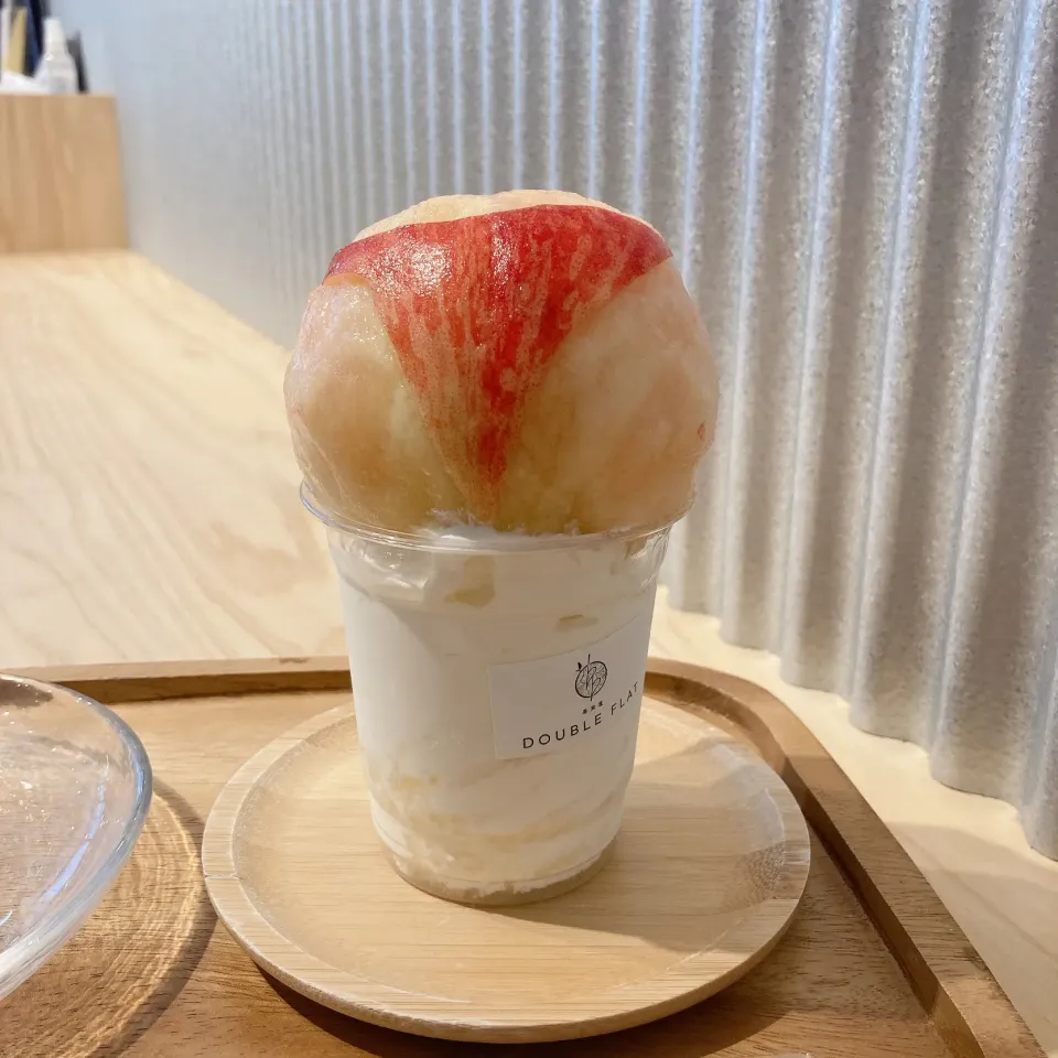 Snapdishの料理写真:おパンツの桃のソフトクリーム🍑🍦|ちゃみこさん