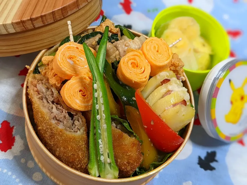 本日のお弁当〜。豚こまと小松菜とふんわり玉子のごま味噌炒めとハッセルバックポテト弁当〜。|f.1125beさん