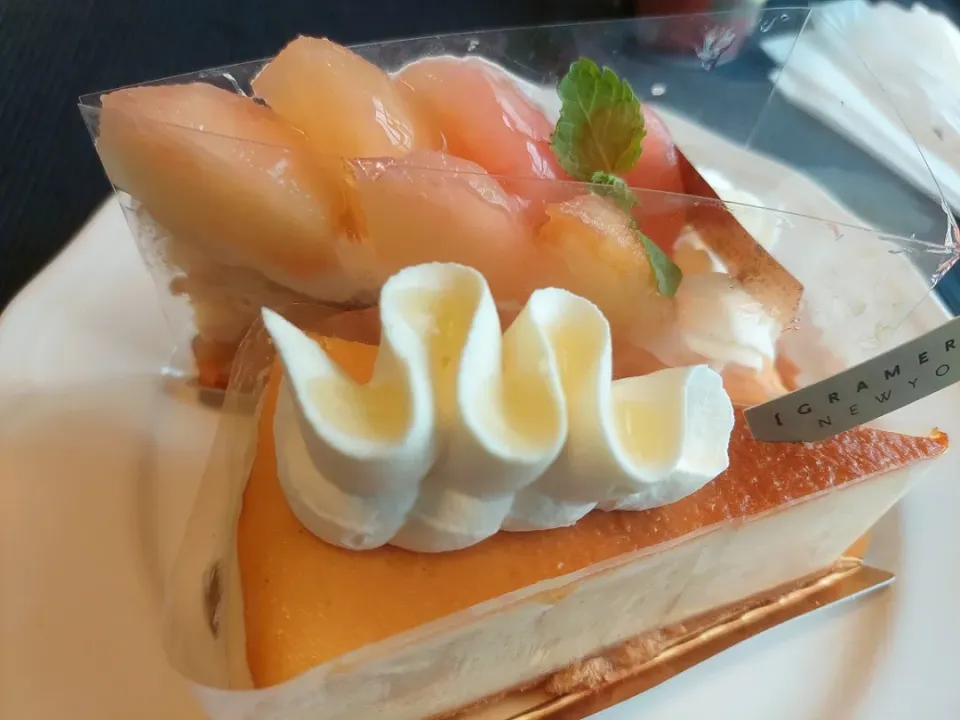 桃とキャラメルのタルト(これ、大人味で旨い！)
ニューヨークチーズケーキ|しあるさん