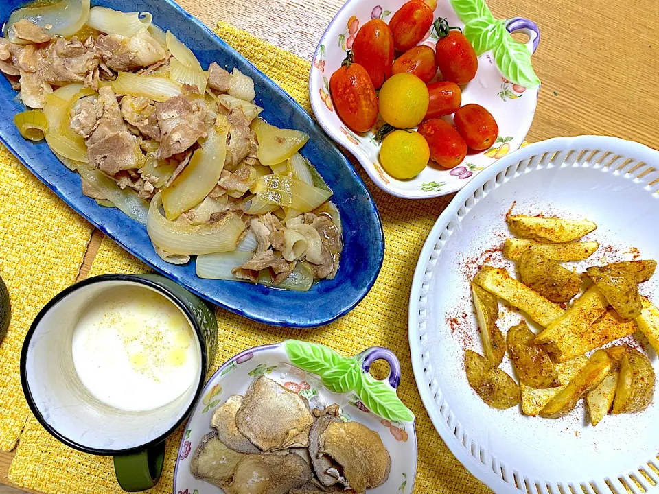 生姜焼き🐖、祖父のじゃがいもでオーブンポテト🍟とレンジでポテトチップス🥔、祖父のミニトマト、とうもろこしの冷製スープ|1614さん