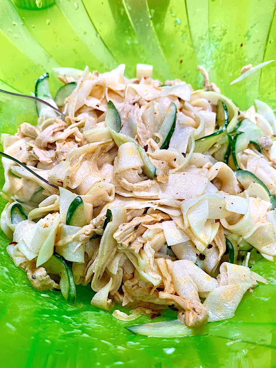 Shredded Chicken and Daikon Salad with Creamy yet Spicy Chinese Douchi Chili Oil Dressing|gonbenさん