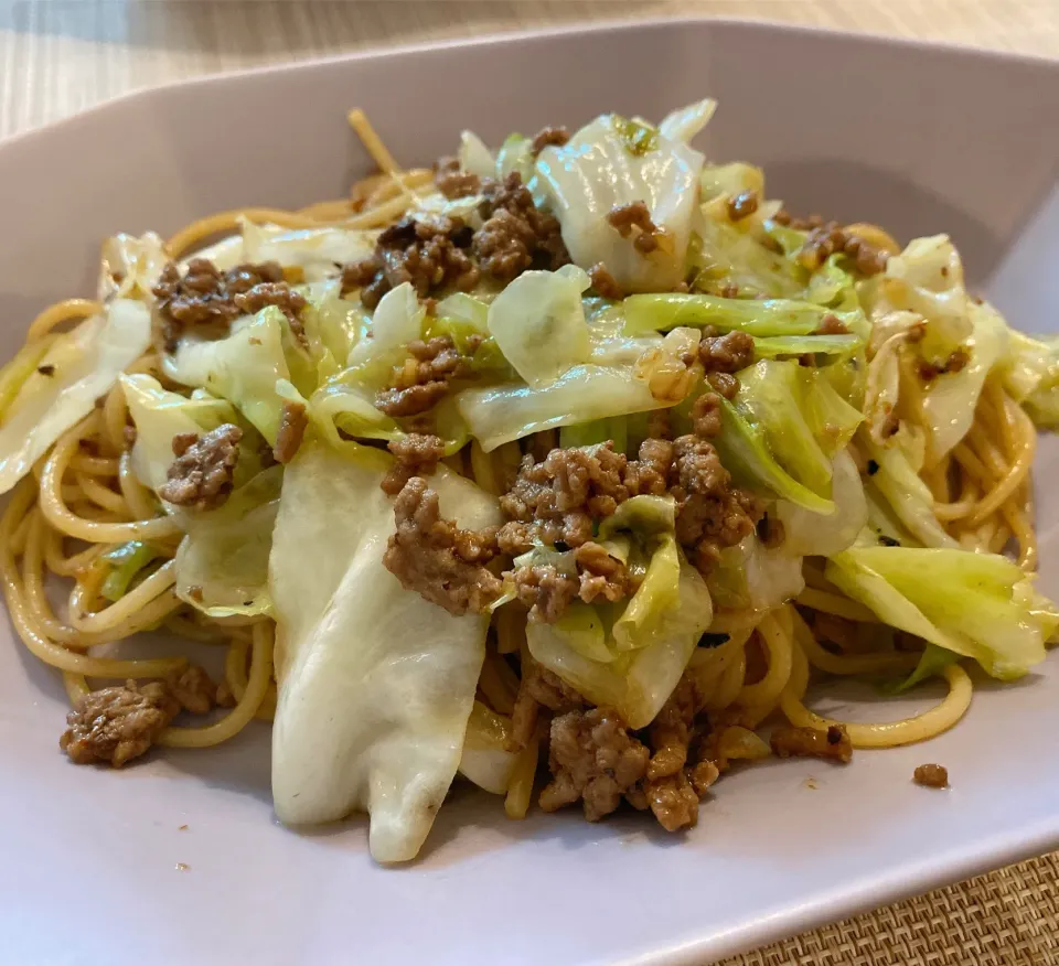 キャベツと挽肉のオイスターソースパスタ🍝|ぴらこさん