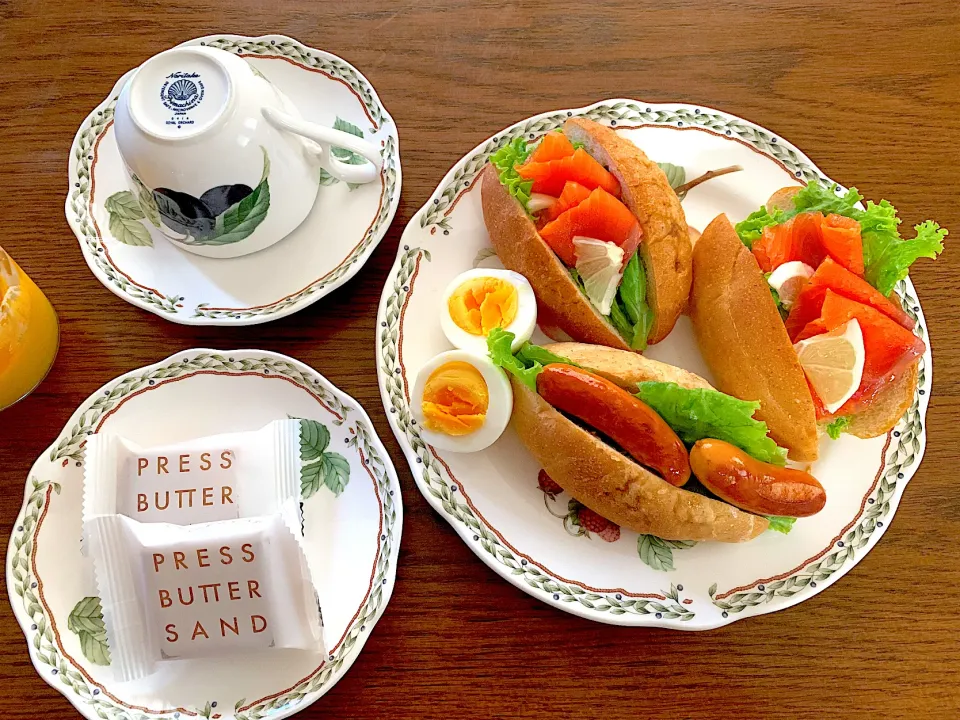 スモークサーモンのサンドイッチ🍋ホットドッグ🌭プレスバターサンド🧈今日の昼食20220716|rococoさん