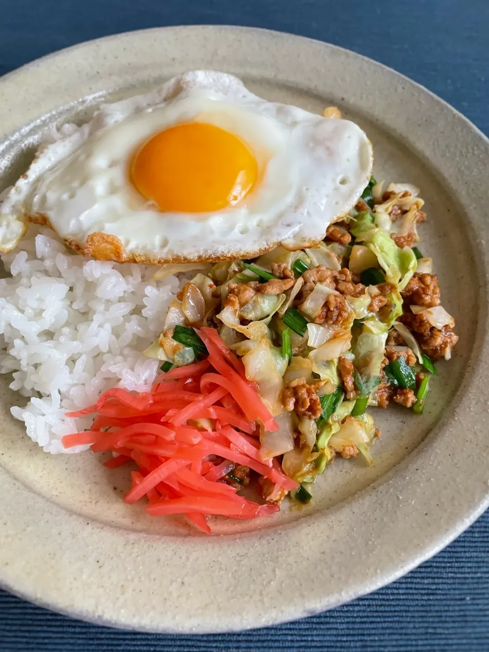 肉みそニラキャベツ丼|アッチさん