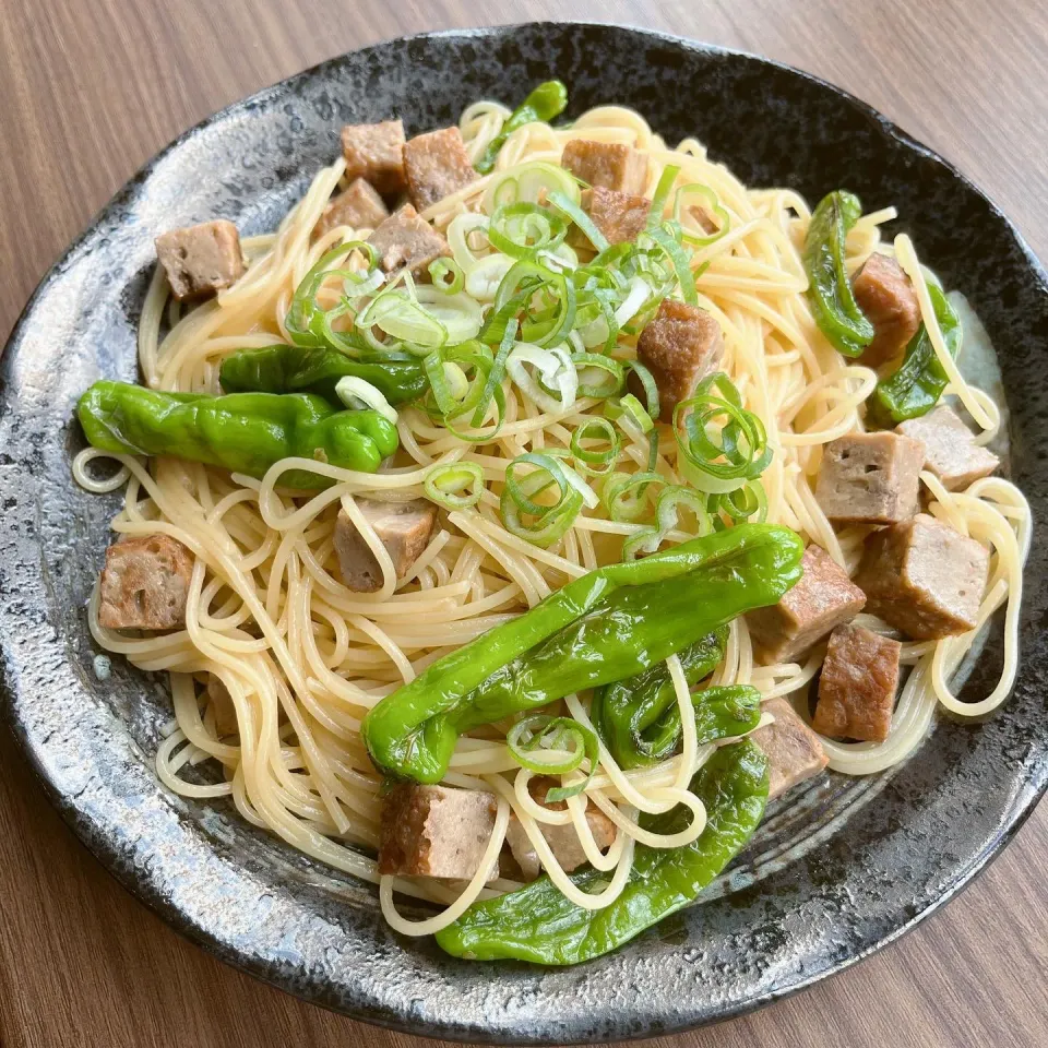 獅子唐とマルシンハンバーグの和風柚子胡椒パスタ🍝|いっちーさん