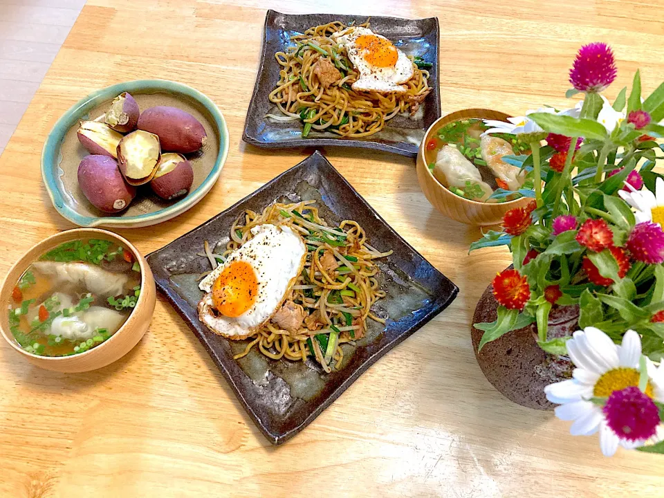 焼きそば、餃子🥟スープ、焼き芋🍠|さくたえさん