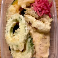 Snapdishの料理写真:夏野菜とイワシの天丼弁当|かわまきまきさん