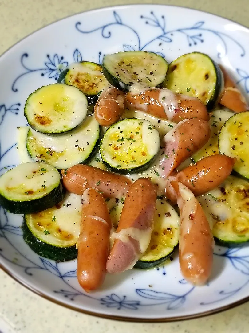 息子焼き👦ズッキーニとウインナーのチーズ焼き|ぱんだのままんさん