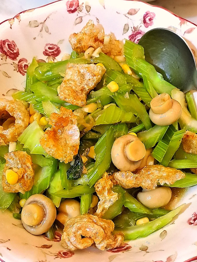 Celery with pork crackling|ģřãçîöůşさん