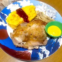 Snapdishの料理写真:ハニーマスタード添えチキンソテー　　ニンニクの芽＆チーズのオムレツ　　エノキのバター醤油炒め|石川洋子さん