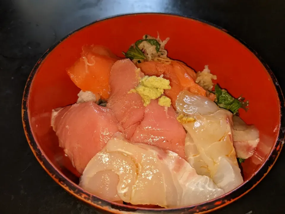 Snapdishの料理写真:夜勤明けの食は、海の日に因んで海鮮丼|Tarou  Masayukiさん