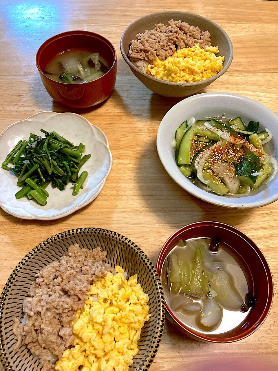 Snapdishの料理写真:鶏そぼろ丼＊空芯菜のニンニク炒め＊キュウリのマリネ＊玉ねぎと青梗菜のお味噌汁|さくたえさん