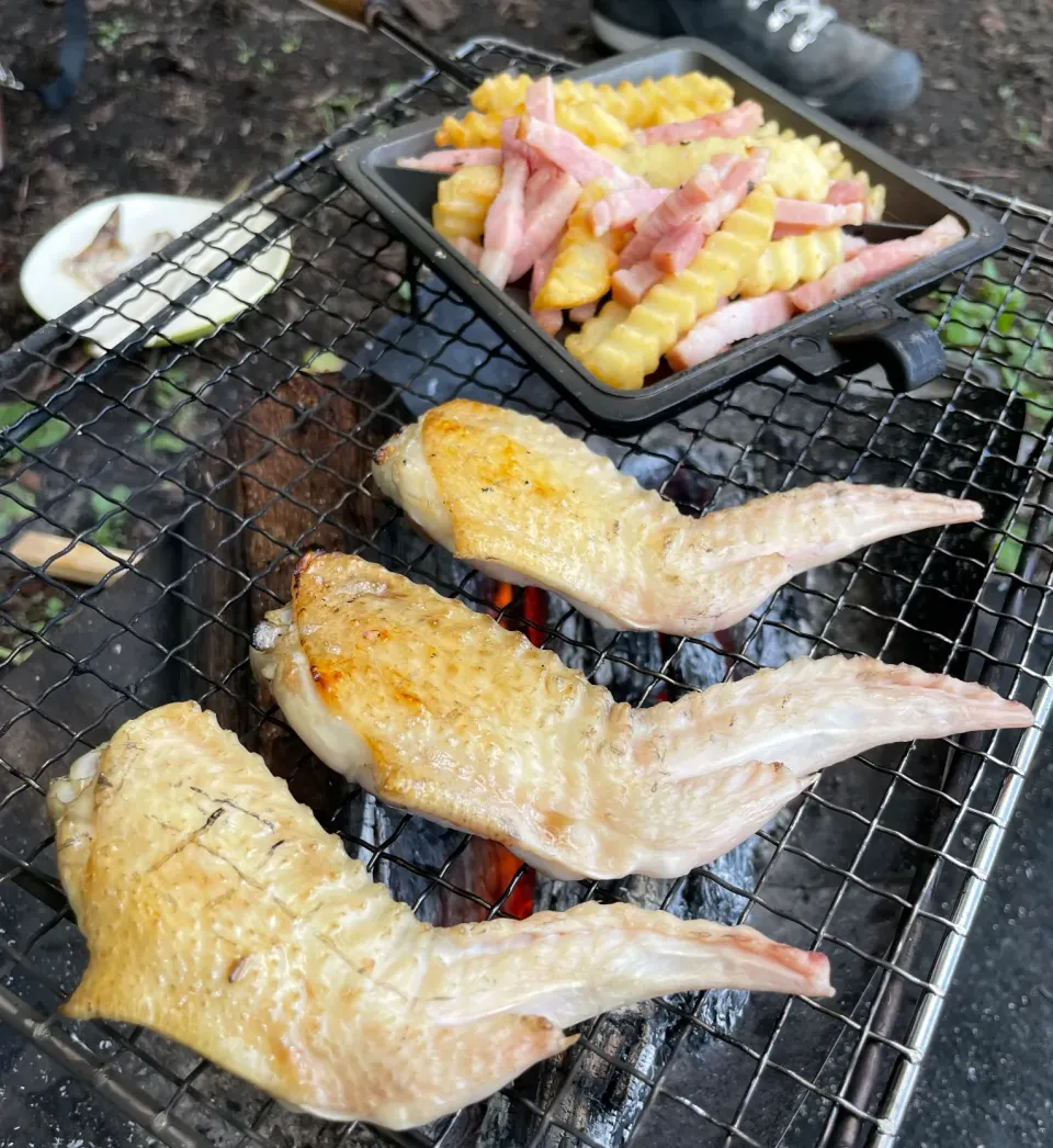 キャンプ飯⛺️手羽先とポテトベーコン|とももさん