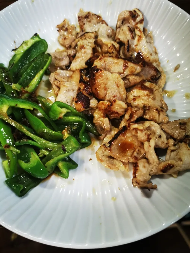 自家製つけ麺で豚肉とピーマン炒め👌
グ〜です😀🍻|ペンギンさん