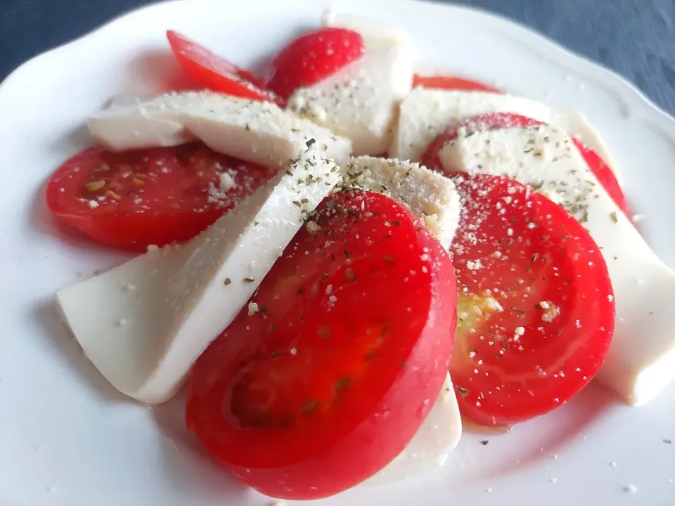 豆腐でカプレーゼ風トマトサラダ|しあるさん