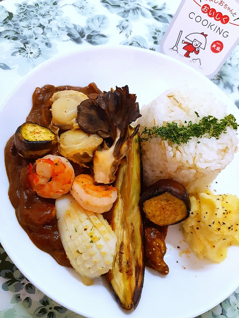 Snapdishの料理写真:🔷🦐🦑シーフードカレー☀️天日干し野菜と滑らか🥔マッシュポテト添え㊗️20220718海の日🌊🌙✨🔷|@きなこさん