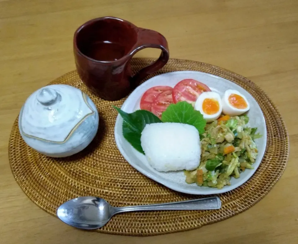 2022.7.18  

ワンプレートランチ
   チキンと野菜のドライカレ―
   茹で玉子と トマト
  沢庵|tamikichiさん