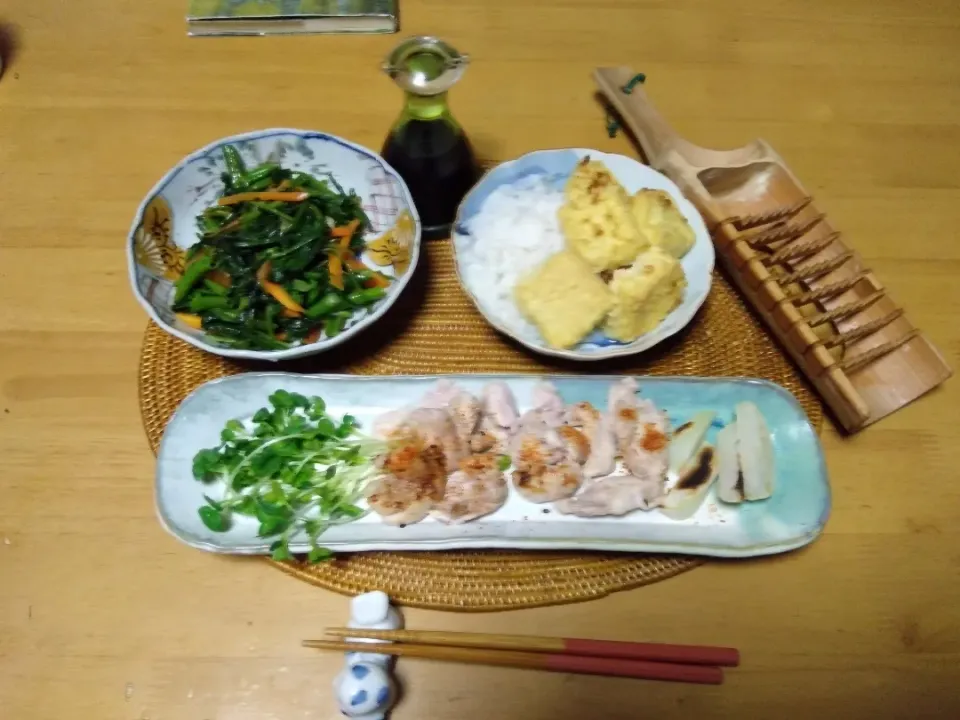 2022.7.18

焼鳥  塩麹とヨ―グルトで漬けておいた
空芯菜 人参 ニンニク  胡麻油炒め
揚げ出し豆腐 大根の鬼オロシ添え|tamikichiさん