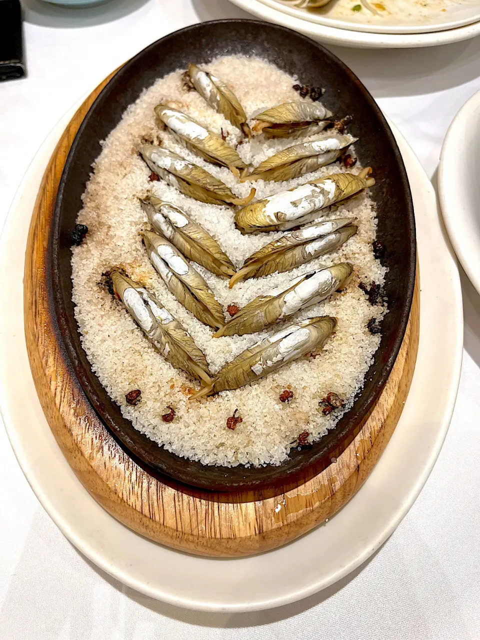 Snapdishの料理写真:Salt baked duotou clams|skyblueさん