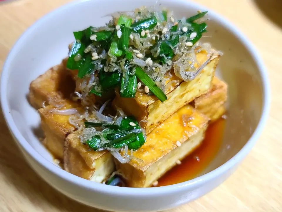 焼き厚揚げのニラちりめんのせ|なっつさん